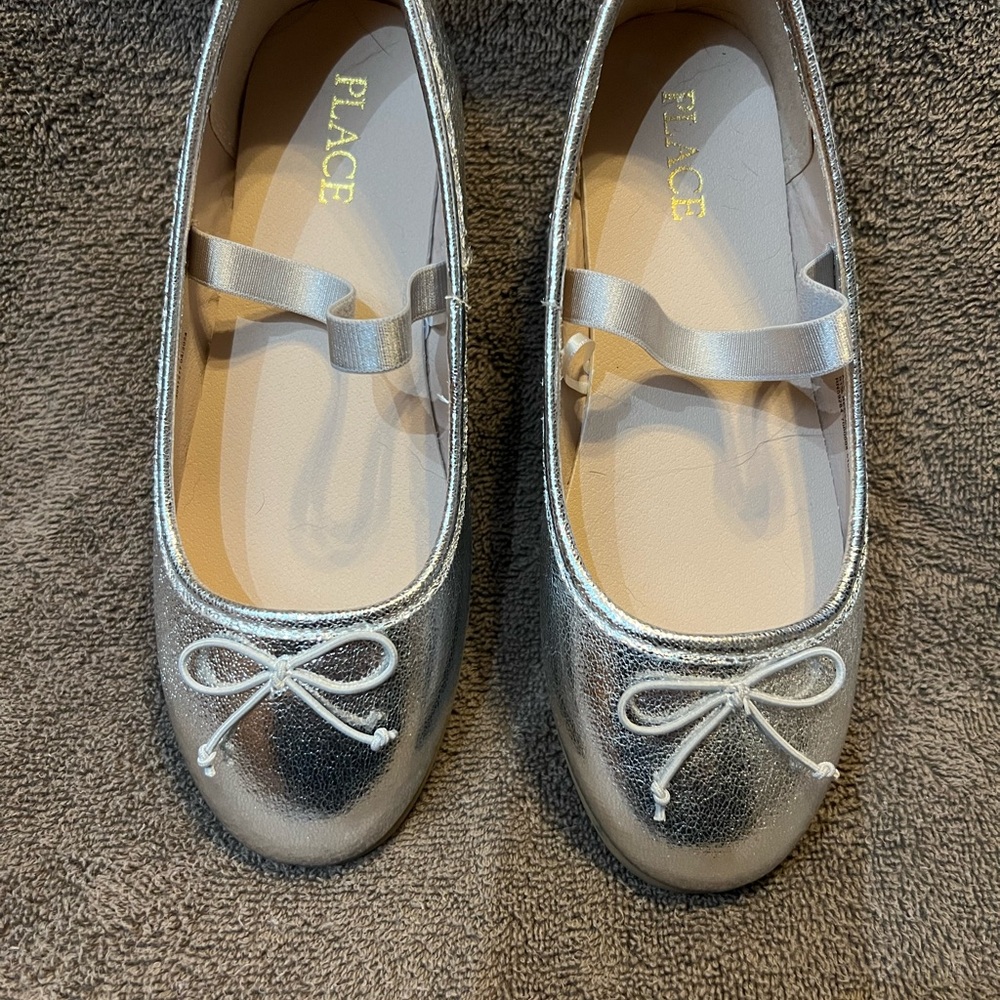 🔴 The Children’s place, size 2 Silver Kids Ballet Flats